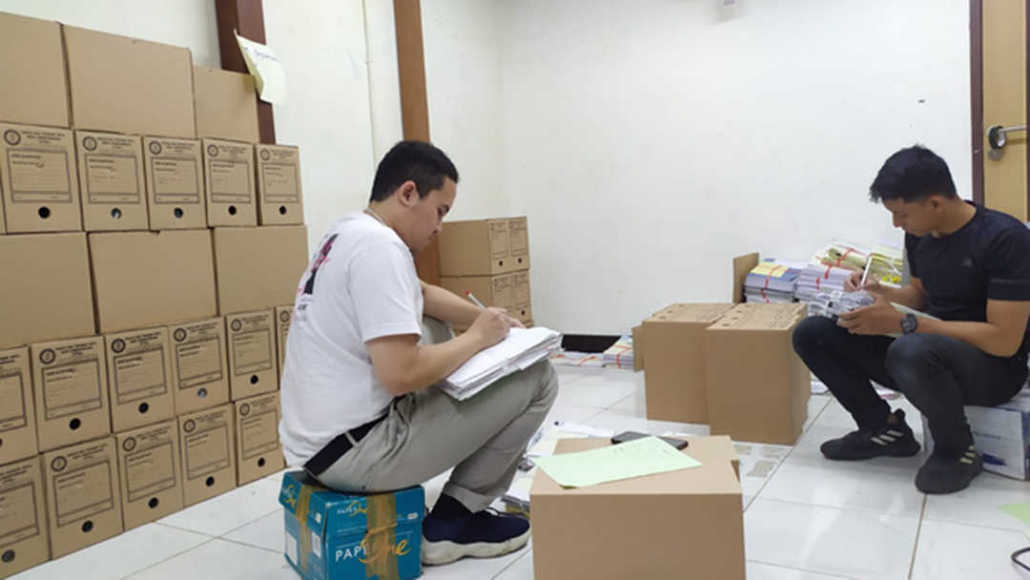 Pegawai sedang rekap berkas